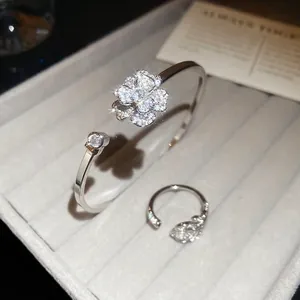Elegante set bracciale a fiore e anello a goccia in argento con zirconi in scatola grigia