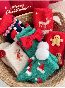 Détails de chaussettes de Noël en polaire corail avec motifs de renne et bonhomme de pain d'épice