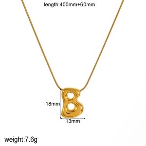 Detail of 18k gold letter B pendant necklace with precise dimensions and weight specs