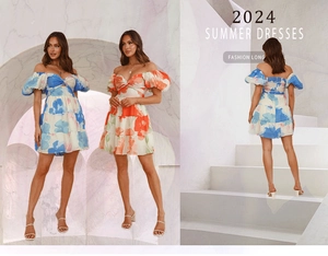 Détail d'une mini robe fleurie à col en V, manches bouffantes et ourlet à volants