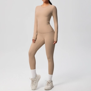 Dettaglio del set yoga color cammello con top a maniche lunghe e leggings a vita alta