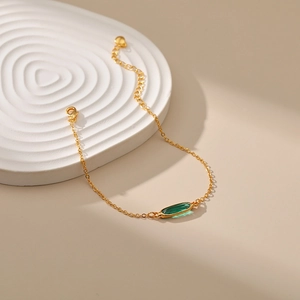 Bracciale a catena minimalista placcato oro 18K con gemma verde ovale e chiusura a moschettone