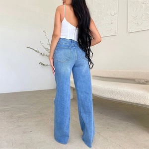 Achteraanzicht van damesjeans met hoge taille en wijde pijpen en gerafelde zomen in blauw