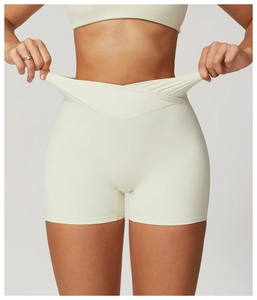 Gros plan du short de yoga crème montrant la taille haute en V élastique et douce