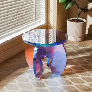 Dettaglio macro delle gambe del tavolo in acrilico dicroico con ombre a strisce e luce