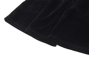 Detalle del dobladillo del vestido de terciopelo negro que muestra las costuras y la textura