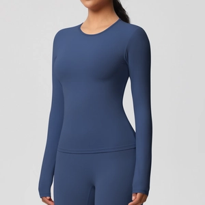 Détail d'un ensemble de yoga bleu foncé à manches longues en tissu extensible très ajusté