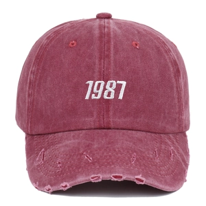 Vintage gewaschene rote Baseballkappe mit 1987-Stickerei und abgenutztem Schirm