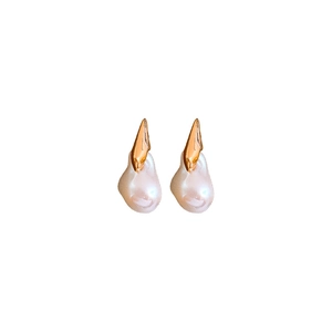 Orecchini di perle barocche con elementi metallici irregolari placcati in oro 18 carati