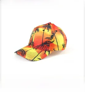 Dettaglio del cappellino da baseball con stampa tramonto tropicale e palme arancioni