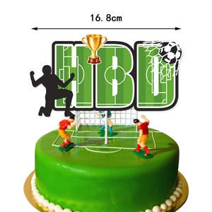 Décoration de gâteau d'anniversaire thème football avec lettres HBD et trophée sur gâteau