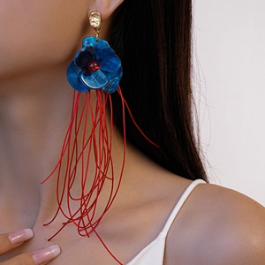 Boucles d'oreilles fleur bleue en acrylique avec longs glands rouges et clous dorés