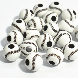 Gros plan de perles de baseball en acrylique blanc avec couture marron pour bijoux DIY