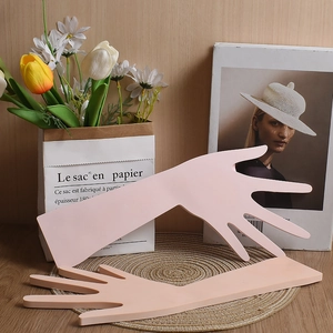 Vista macro dei supporti per gioielli a forma di mano in resina rosa artistica