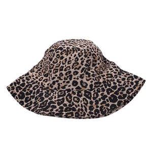 Détail de l'imprimé léopard sur un chapeau bob en toile de coton à larges bords