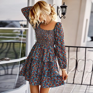 Robe courte fleurie à col carré de style français avec manches longues et volants