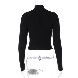 Vue détaillée du dos d'un pull à col roulé noir en maille côtelée ajustée sur un mannequin
