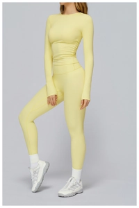 Détail de l'ensemble de yoga jaune pâle montrant le haut à manches longues et le legging