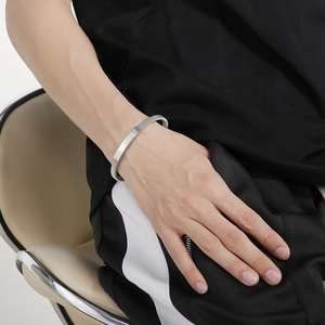 Minimalist silver stainless steel C-shaped mesh bracelet with polished engraving plate