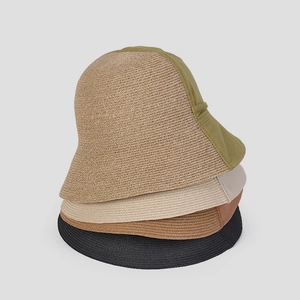 Pila verticale di cappelli da sole in lino in verde militare, beige, caffè e nero