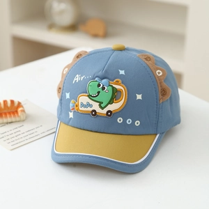 Dettaglio del cappellino bimbo con toppa dinosauro 3D e pannelli a colori contrastanti