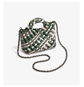 Detailansicht der gewebten Handtasche mit Metallkette und grünem Flechtmuster-Design