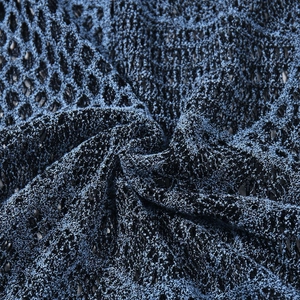 Dettaglio della trama del tessuto a maglia traforata blu navy per gonna a sirena aderente