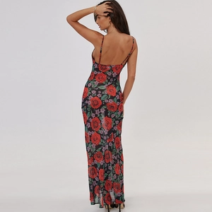 Détail de la robe longue fleurie dos nu à fines bretelles avec imprimé roses rouges