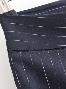 Détail du tissu bleu foncé à rayures fines pour pantalon large à taille haute élégant
