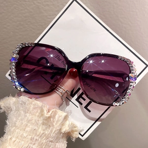 Lunettes de soleil oversize de luxe avec verres dégradés violets et strass papillon