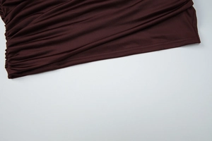 Vista macro del tessuto arricciato marrone scuro con cuciture precise e trama a maglia