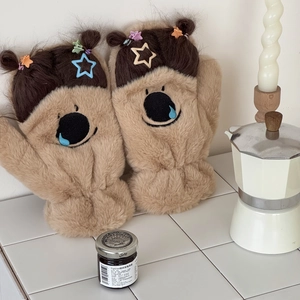 Détail de mitaines en peluche marron clair avec pinces à cheveux étoiles colorées