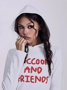 Weißes Y2K Kapuzenoberteil für Damen mit rotem Buchstabenaufdruck im Vintage-Stil