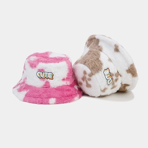 Chapeau bob en peluche motif vache avec broderie CUTE en rose et marron pour hiver