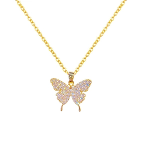 Élégant collier papillon doré avec pendentif en zircon sur un fond blanc pur