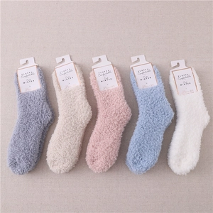 Detail der weichen dicken Korallenfleece-Socken in Grau, Beige, Rosa, Blau und Weiß