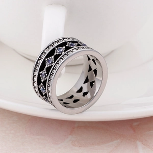 Detailaufnahme des breiten Edelstahlrings mit schwarzer Emaille und Zirkonia-Steinen