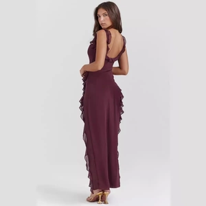 Elegante abito lungo viola intenso con volant e spacco laterale, stile chic estivo