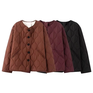 Veste matelassée minimaliste à col rond pour femme en caramel, bordeaux et noir