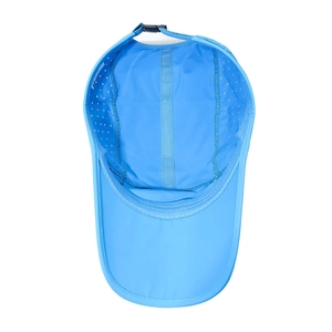 Casquette de sport bleu ciel à séchage rapide montrant le bandeau et les trous laser