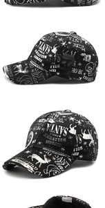 Détails d'une casquette de Noël noire avec motifs argentés de renne et de Père Noël