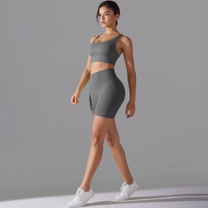 Vista laterale del set yoga grigio scuro a vita alta con top a U e pantaloncini fitness