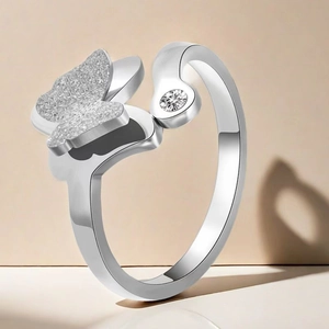 Détail macro de la bague papillon argentée avec ailes givrées et une pierre solitaire scintillante