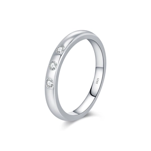 Bague minimaliste en argent sterling S925 avec trois petits diamants sur blanc