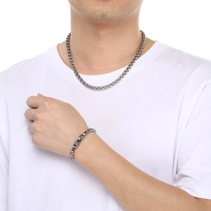 Ensemble collier et bracelet en chaîne boîte argentée avec fermoirs mousquetons sur mannequin