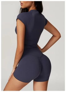 Dettaglio del tessuto sportivo elasticizzato e cucitura arricciata sui pantaloncini