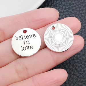 Makroaufnahme antiker Silberanhänger Believe in Love für DIY-Halsketten und Schmuckbau