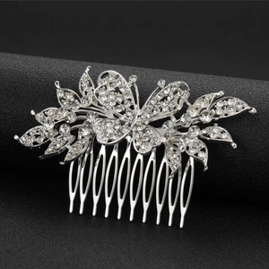 Dettaglio pettine capelli sposa argento con farfalle e foglie in cristallo su fondo nero