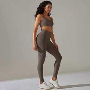 Détail du legging côtelé taille haute et du soutien-gorge de sport en ensemble yoga taupe