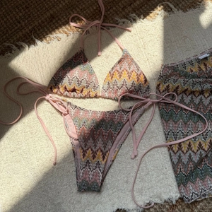 Texture détaillée de la broderie en tricot chevron bohème multicolore sur un bikini 3 pièces